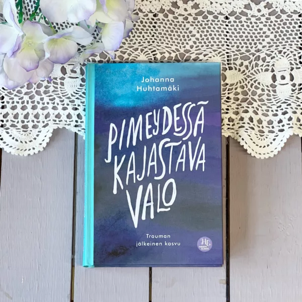 Pimeydessä kajastava valo - Image 2